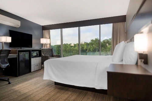 Best Western Plus Chocolate Lake Hotel image 1