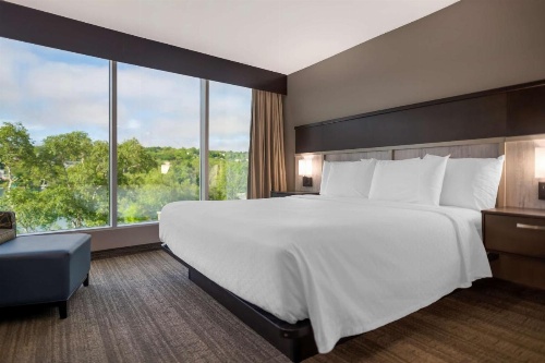Best Western Plus Chocolate Lake Hotel image 45